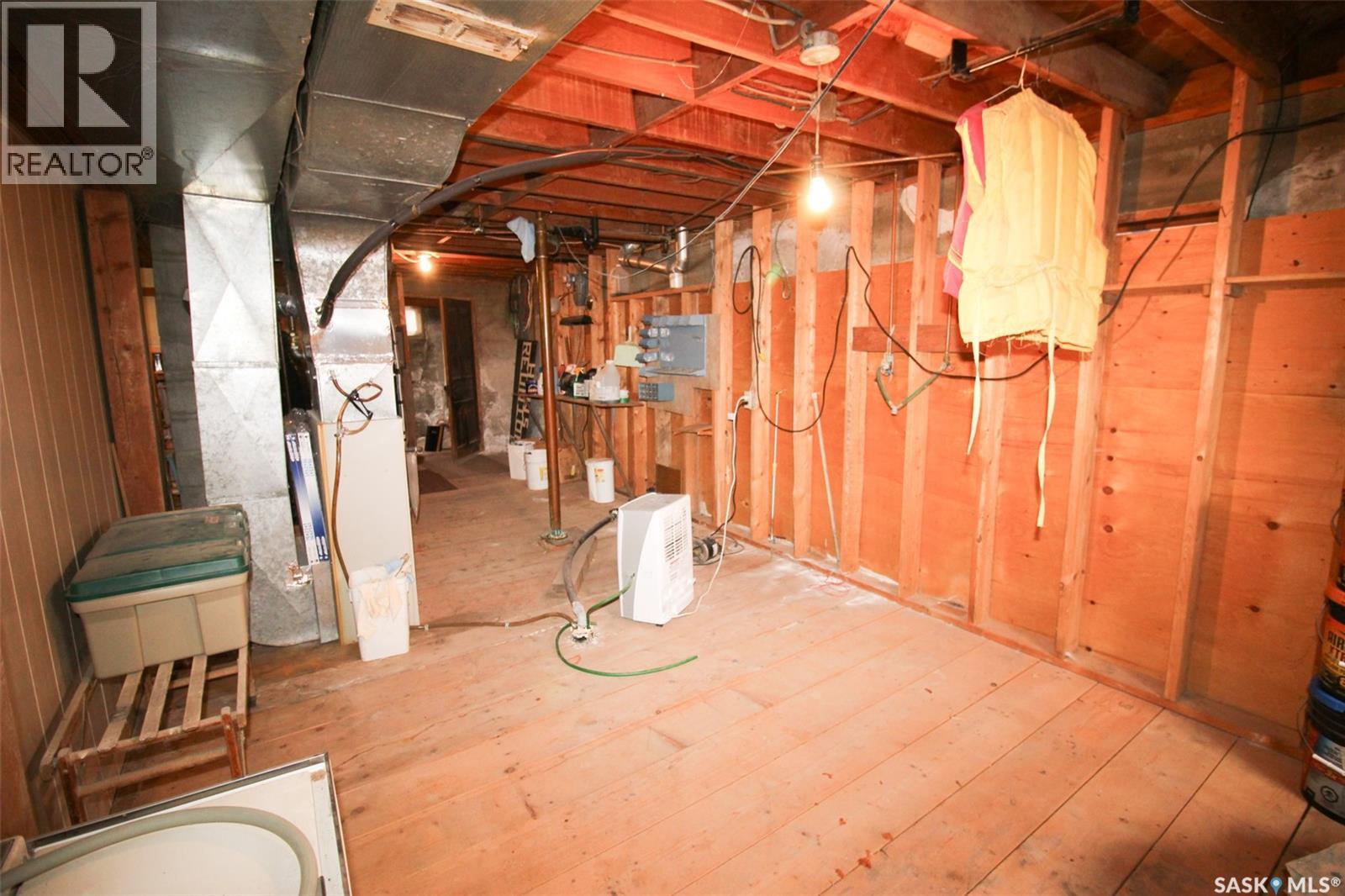 261 2nd Avenue W Property Photo 22
