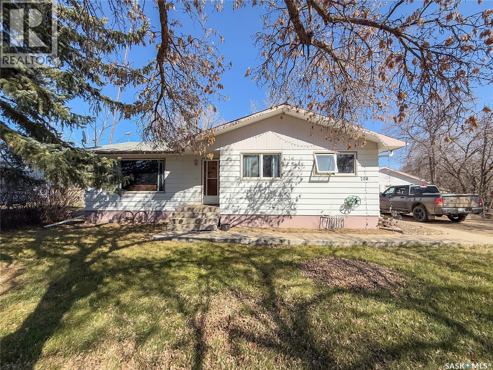 208 1st Street E Property Photo 2