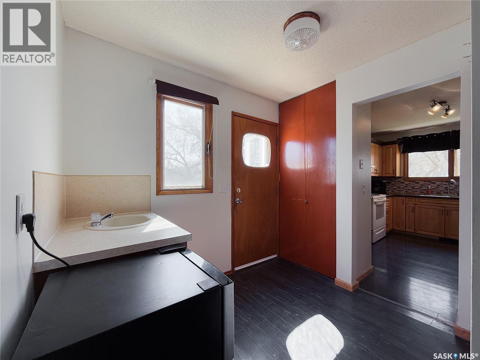 208 1st Street E Property Photo 3