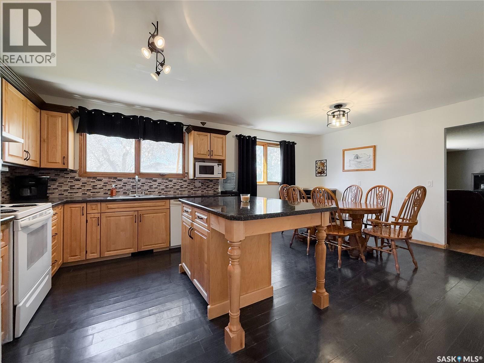208 1st Street E Property Photo 6