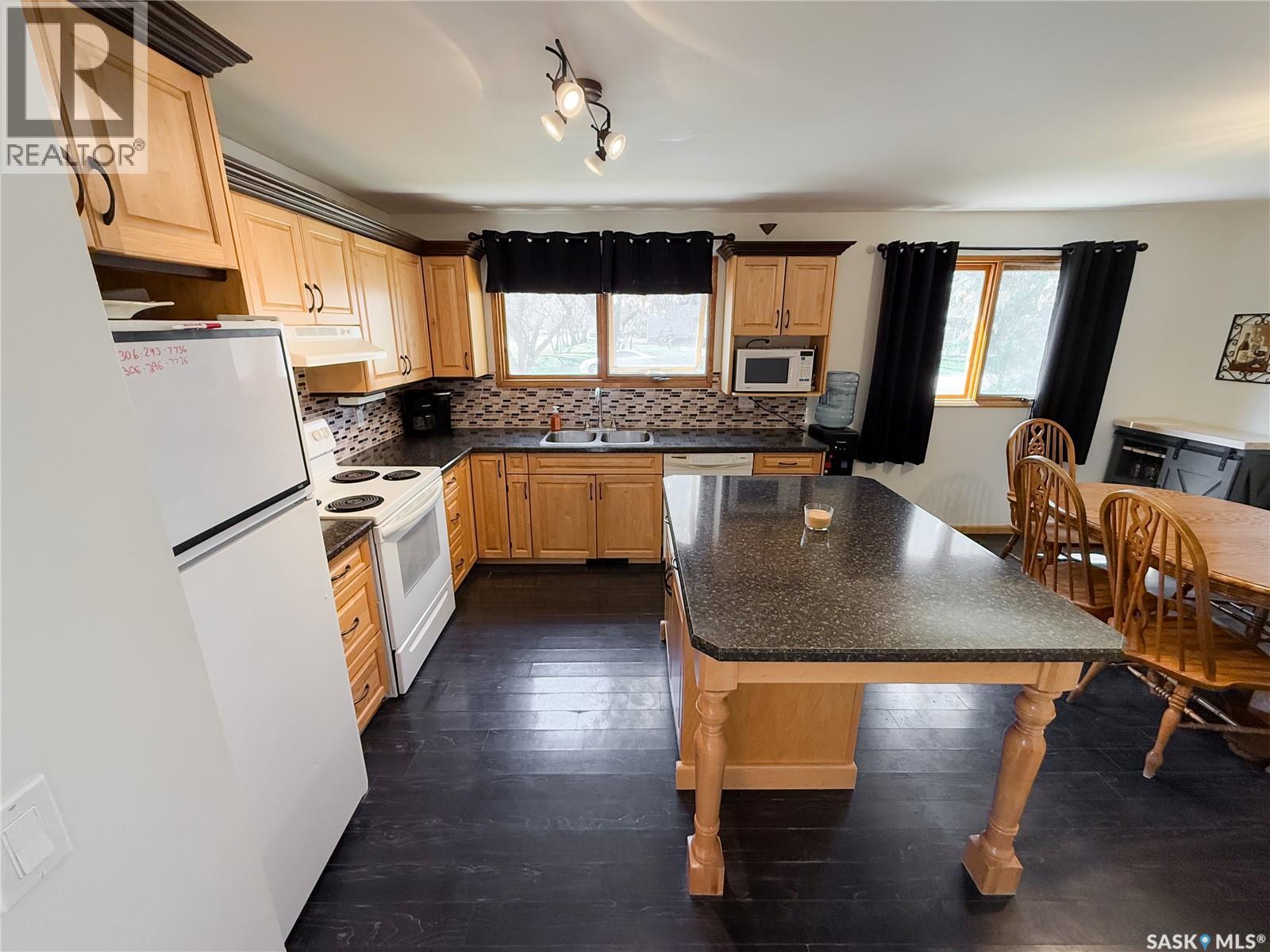 208 1st Street E Property Photo 7