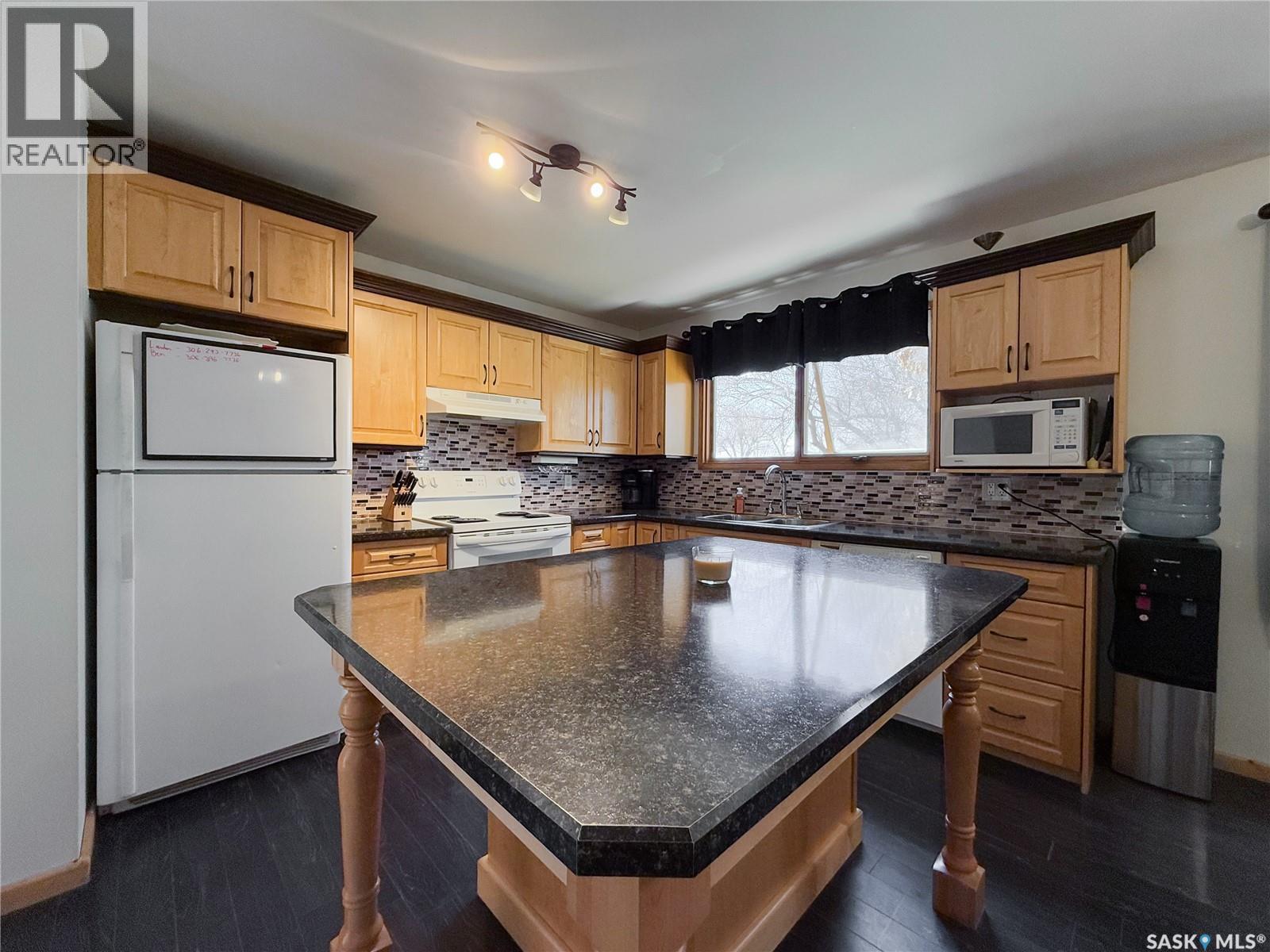 208 1st Street E Property Photo 8
