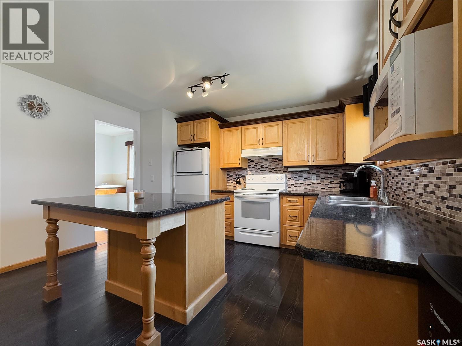 208 1st Street E Property Photo 9