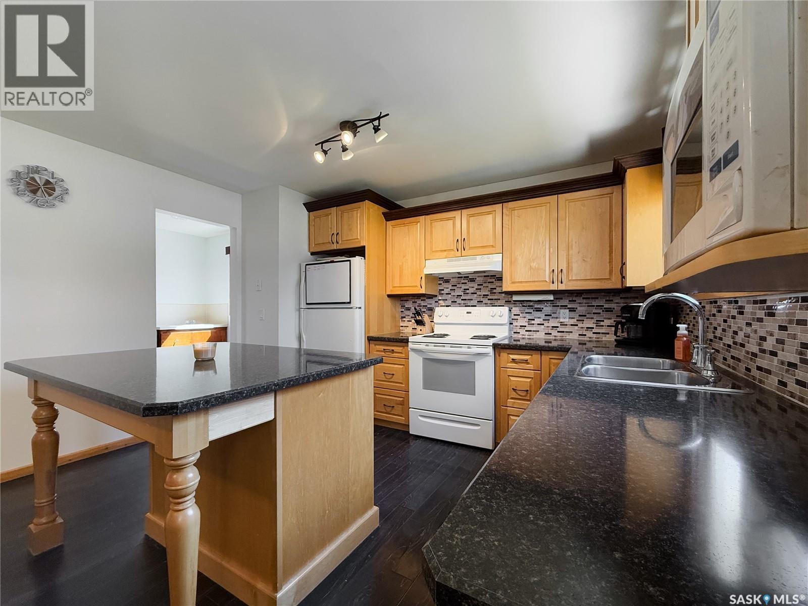 208 1st Street E Property Photo 10