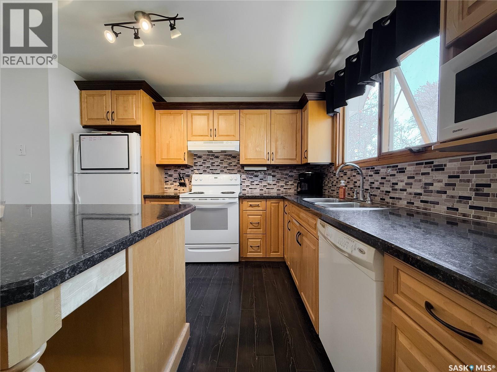 208 1st Street E Property Photo 11