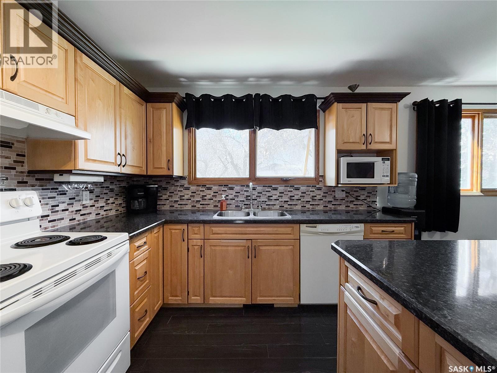 208 1st Street E Property Photo 12