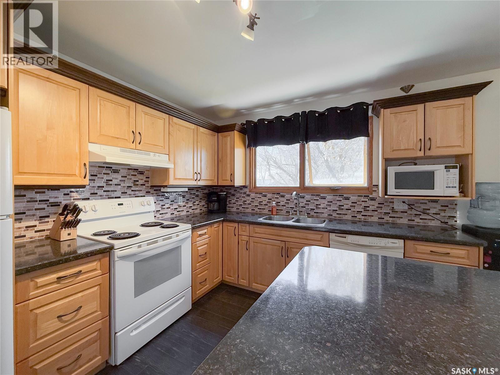 208 1st Street E Property Photo 13