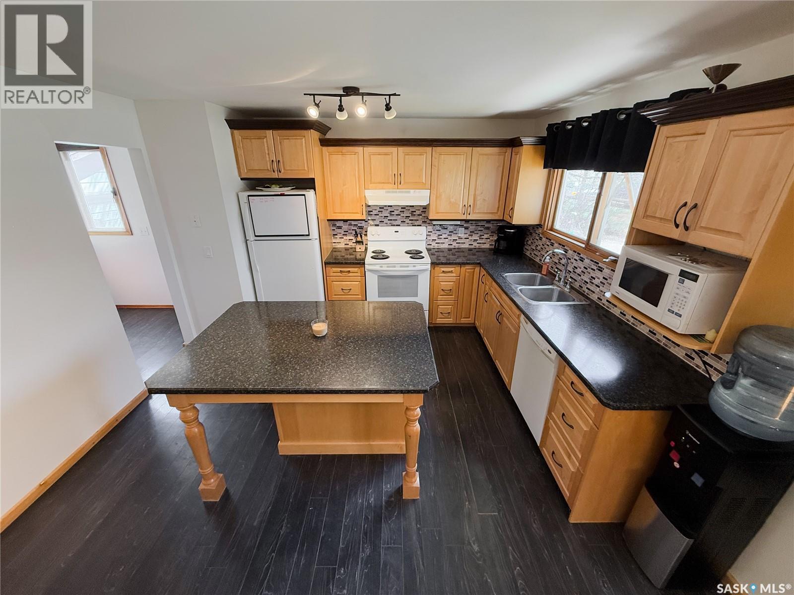 208 1st Street E Property Photo 14
