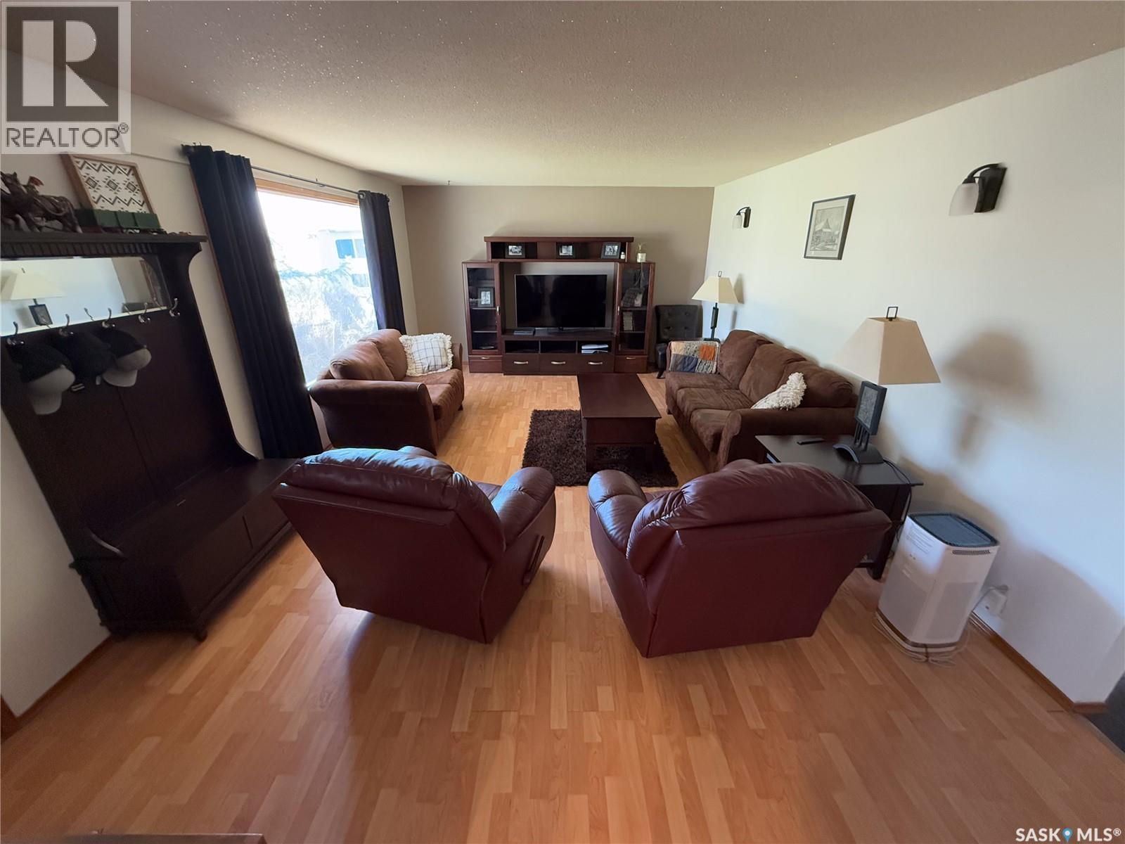 208 1st Street E Property Photo 20