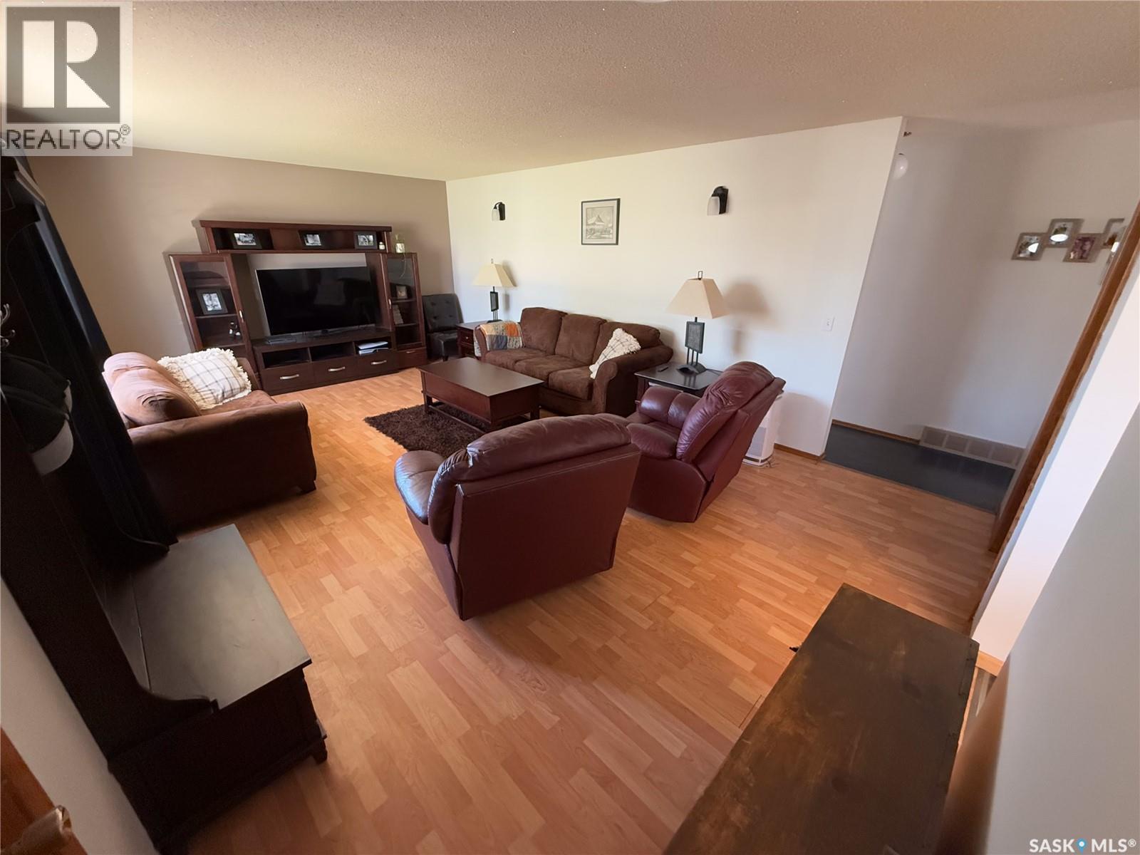 208 1st Street E Property Photo 21