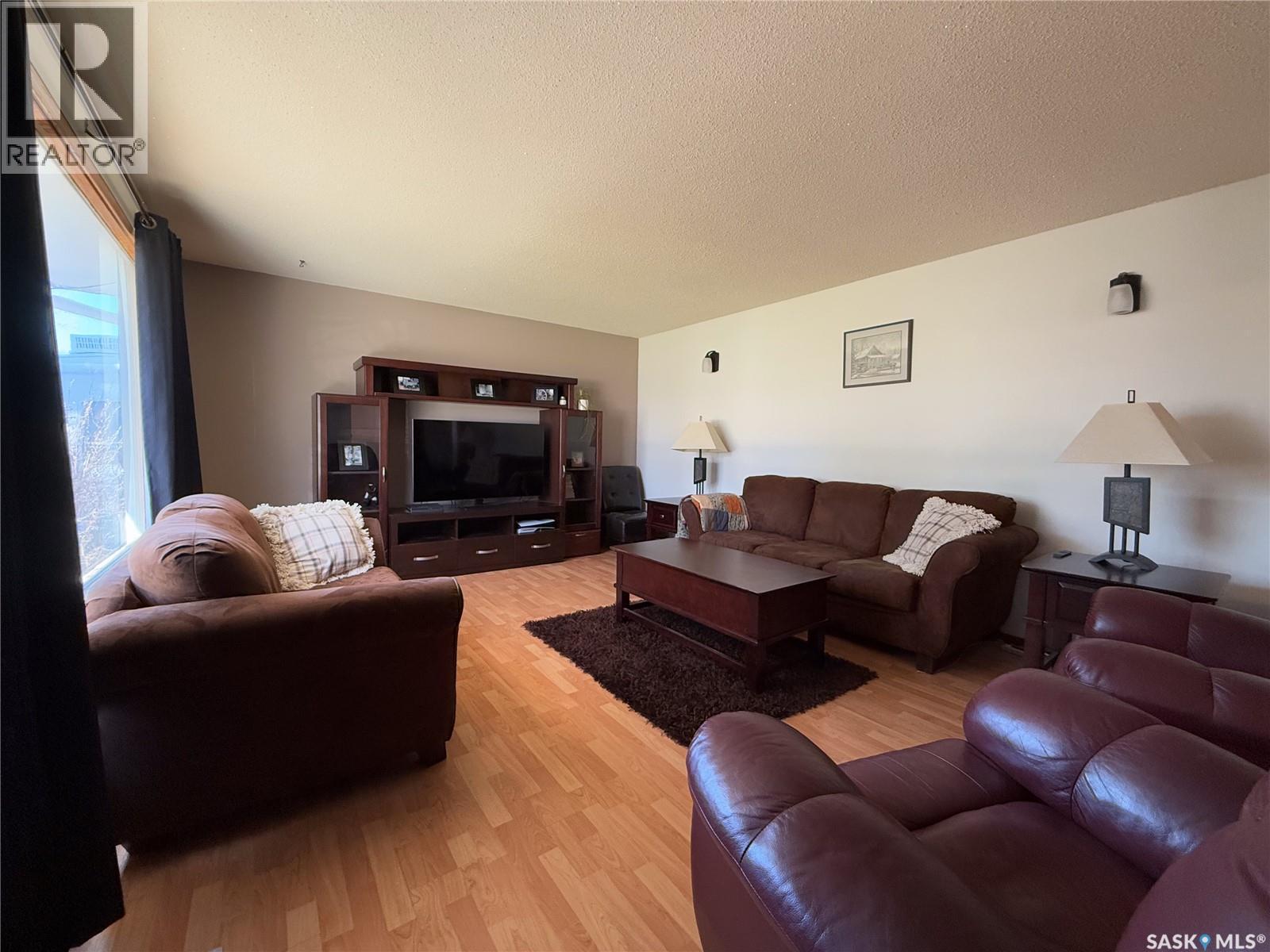 208 1st Street E Property Photo 22