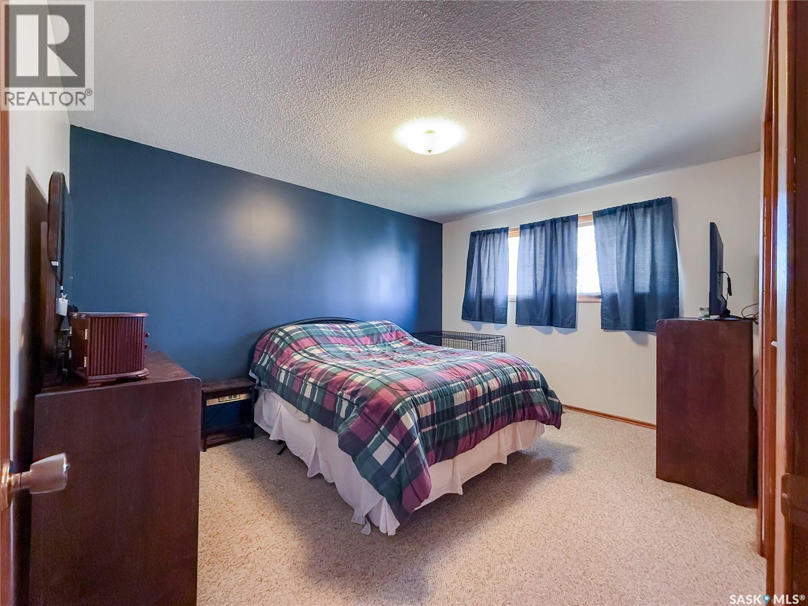 208 1st Street E Property Photo 24