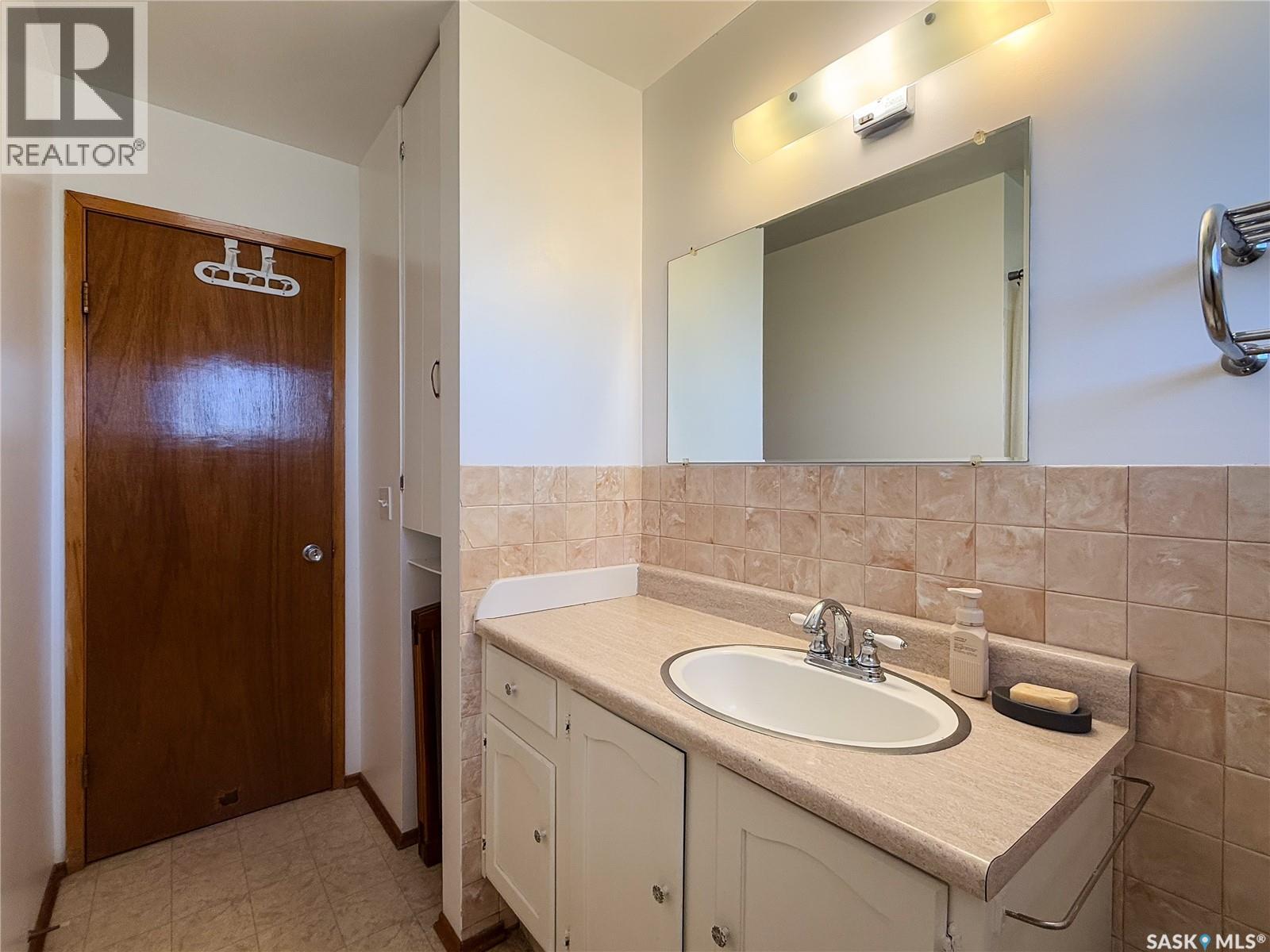 208 1st Street E Property Photo 27