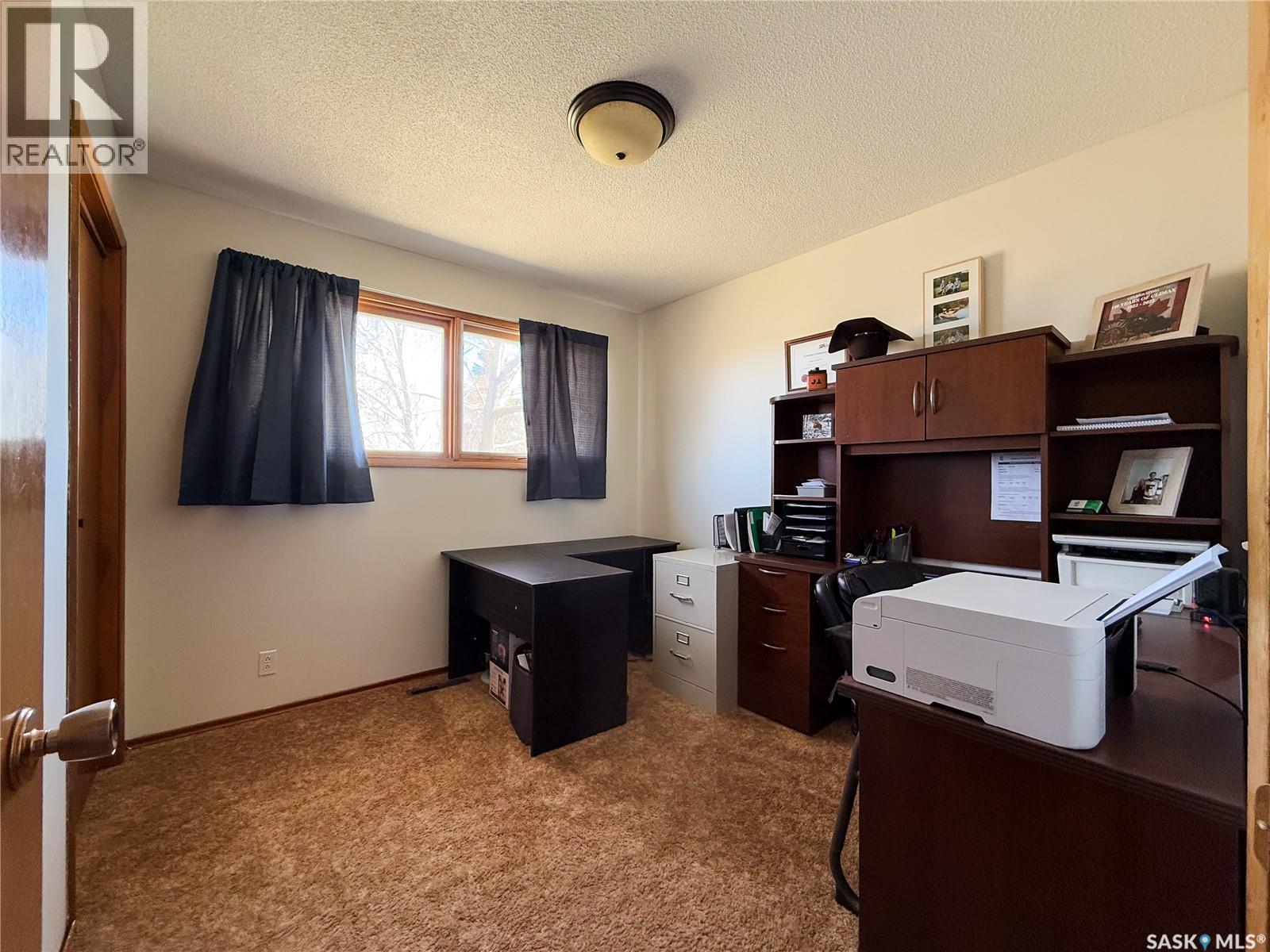 208 1st Street E Property Photo 28