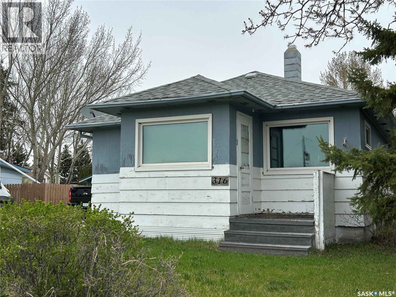 316 4th Avenue W Property Photo 1