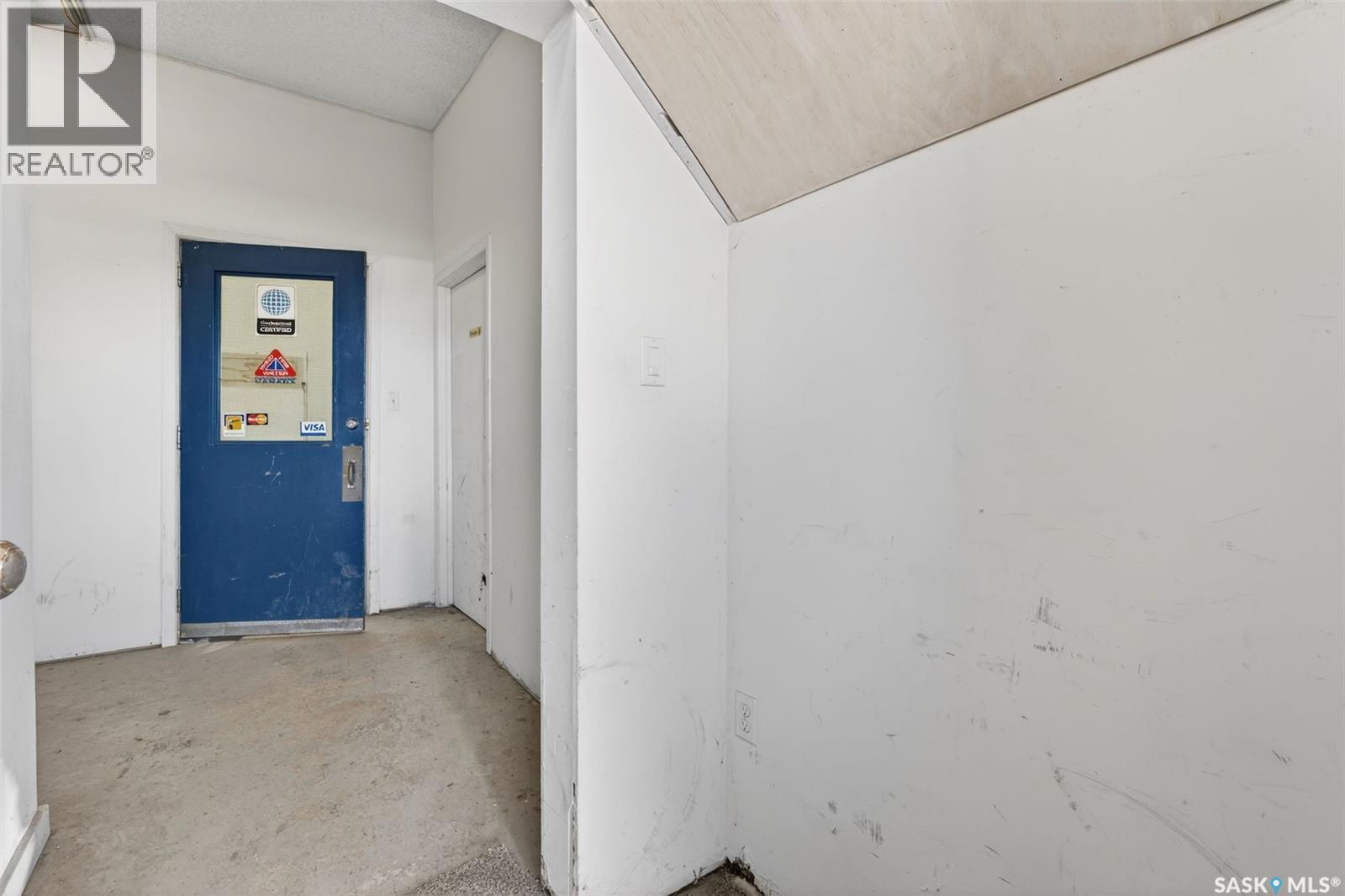 25b 17th Street E Property Photo 2