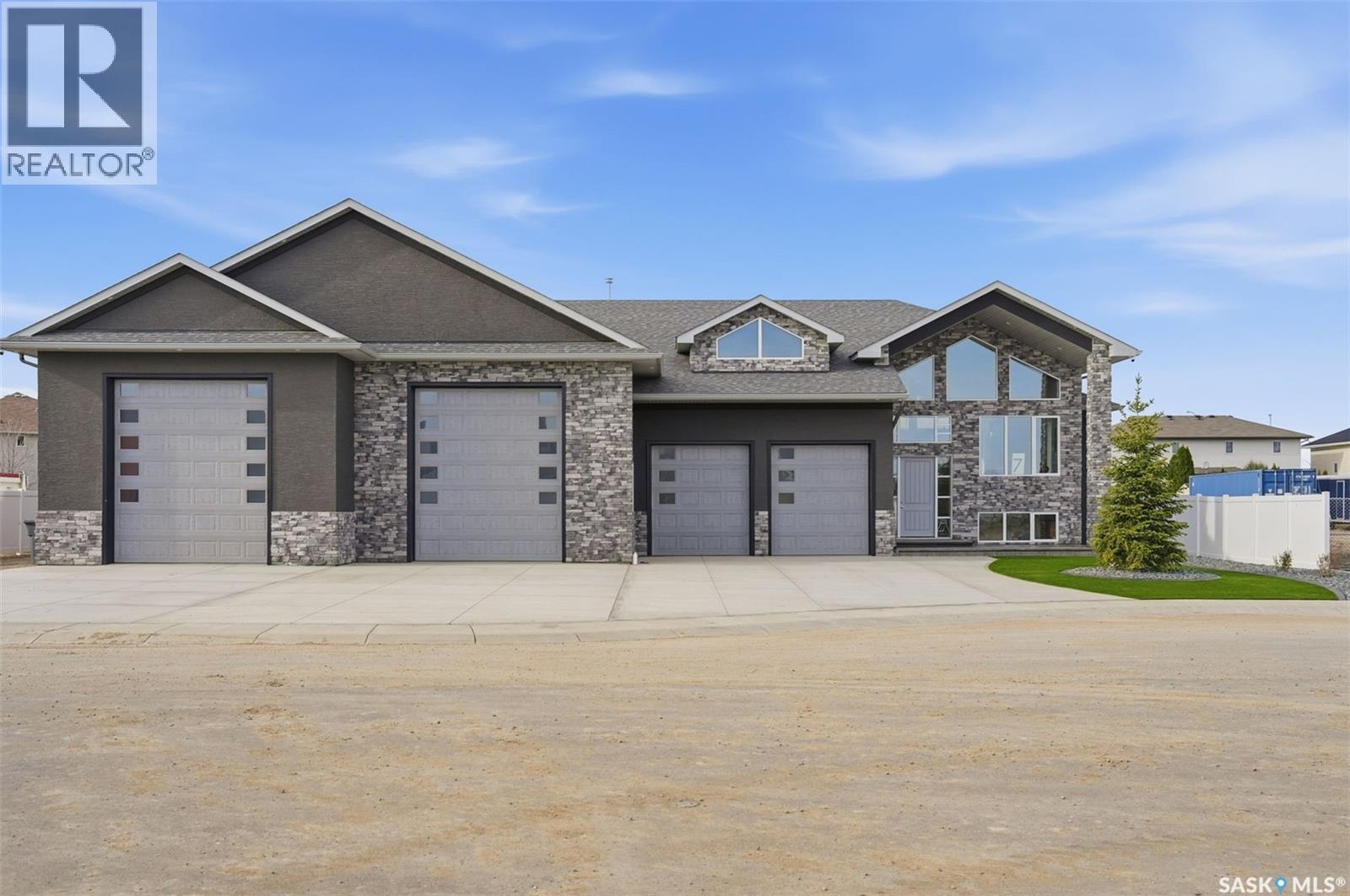 7 Loewen Court Property Photo 1