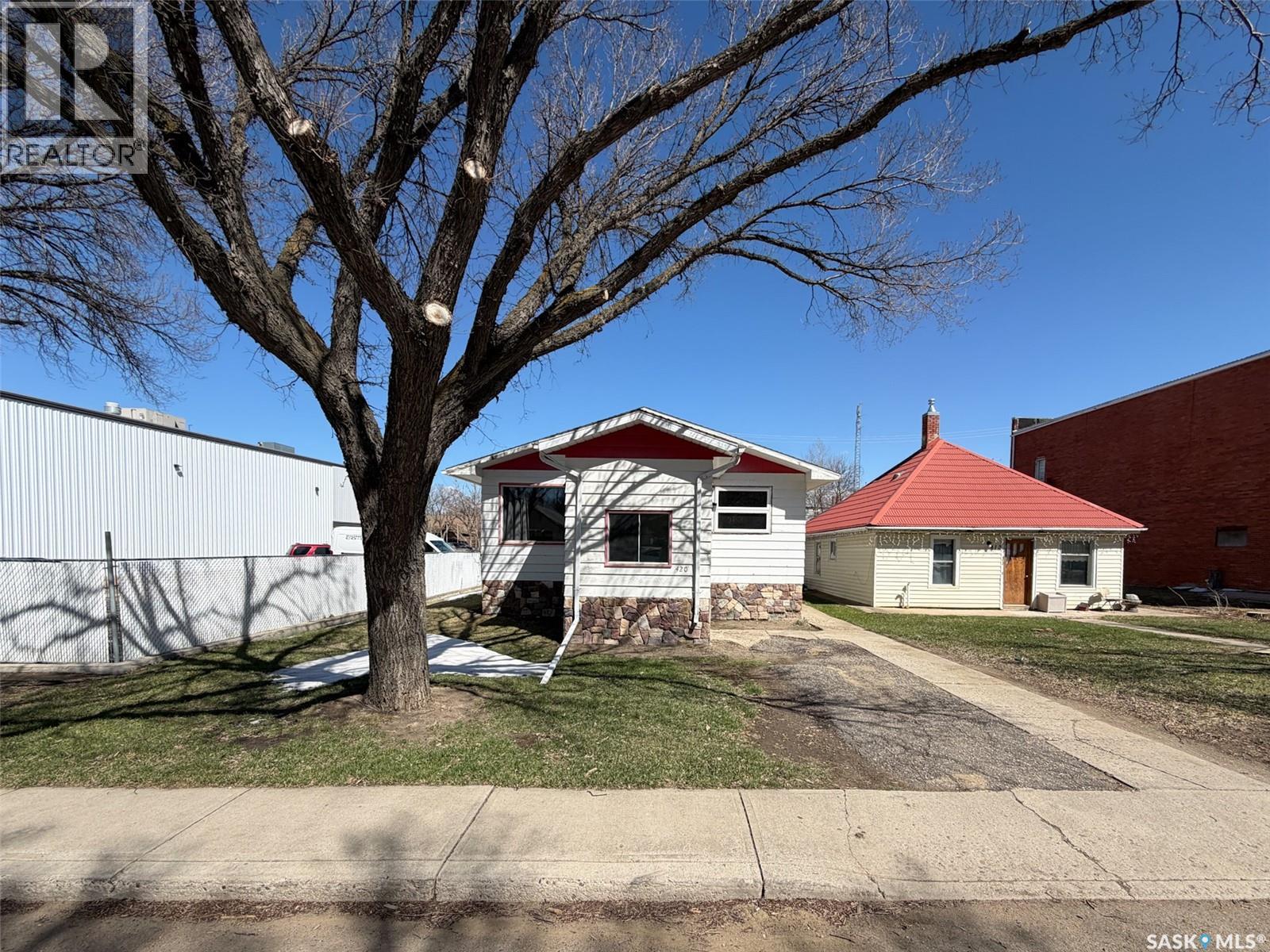 420 1st STREET W Property Photo 1