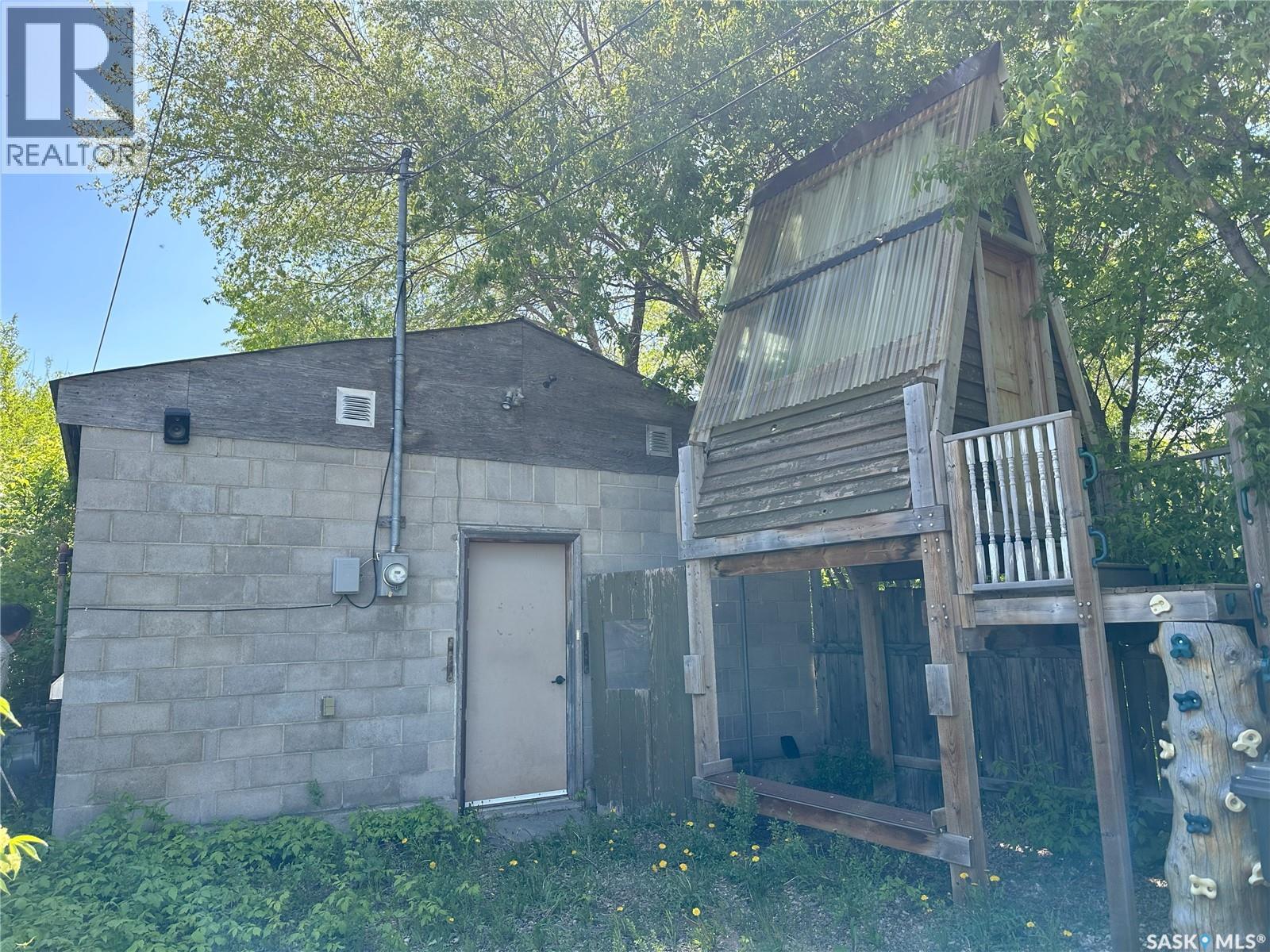 262 3rd Avenue W Property Photo 23