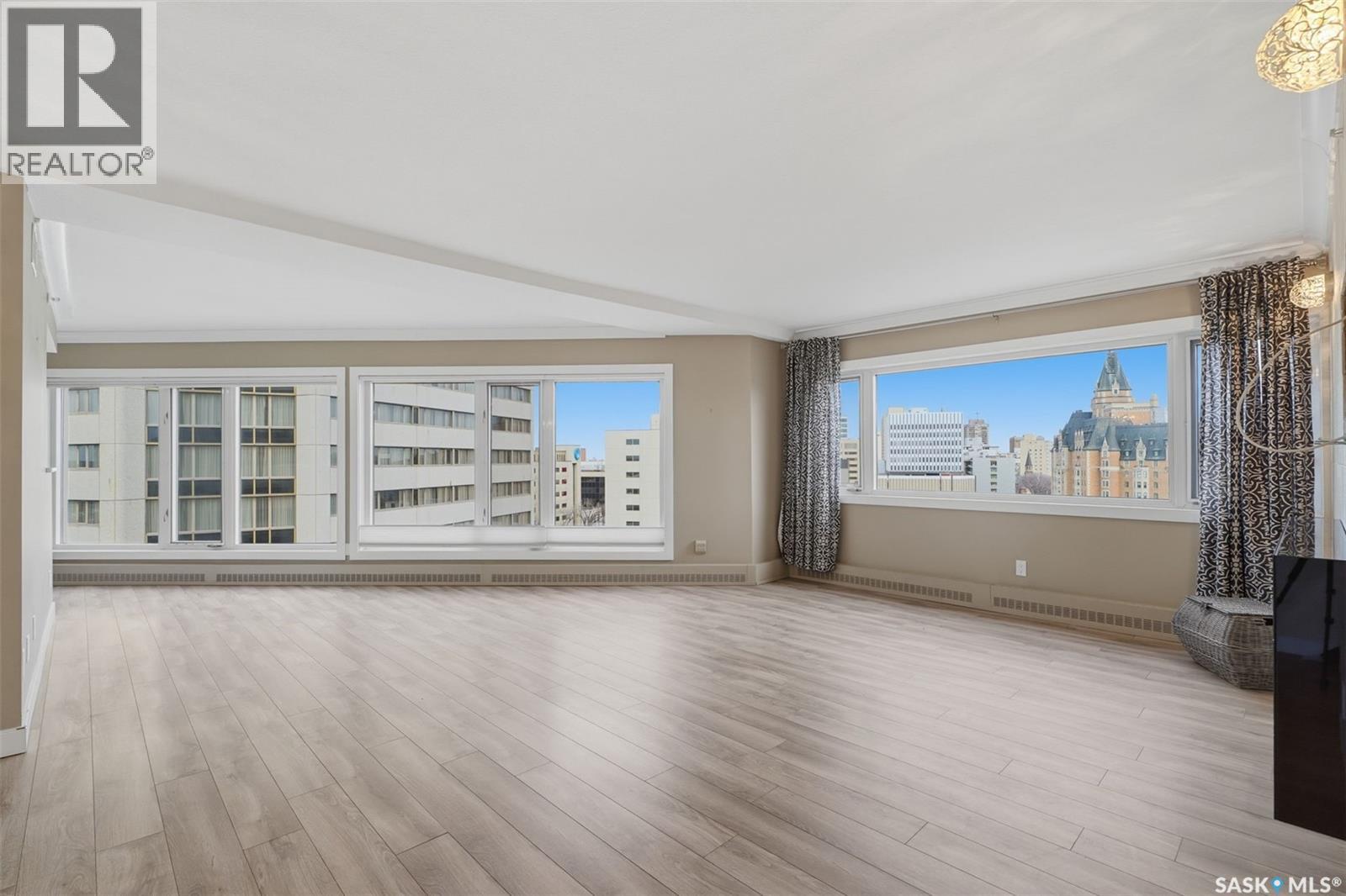 1080 424 Spadina Crescent E Property Photo 2