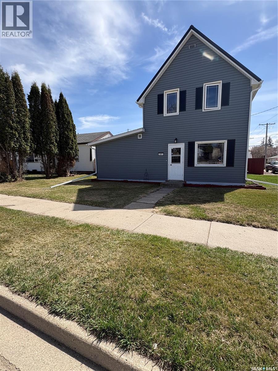 301 8th Avenue E Property Photo 2