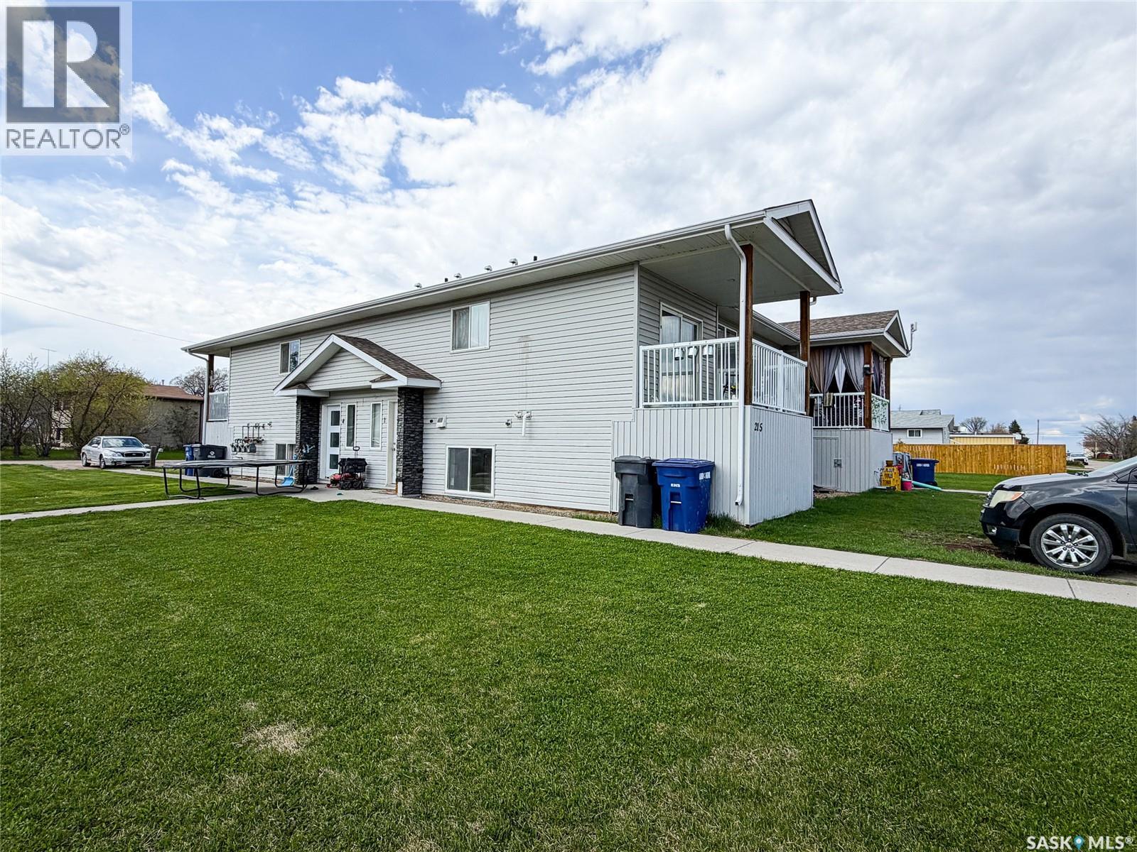 215 2nd Street W Property Photo 1