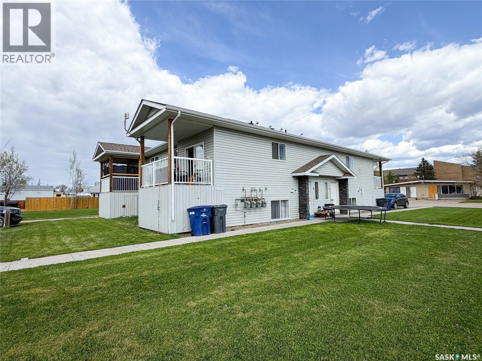 215 2nd Street W Property Photo 2