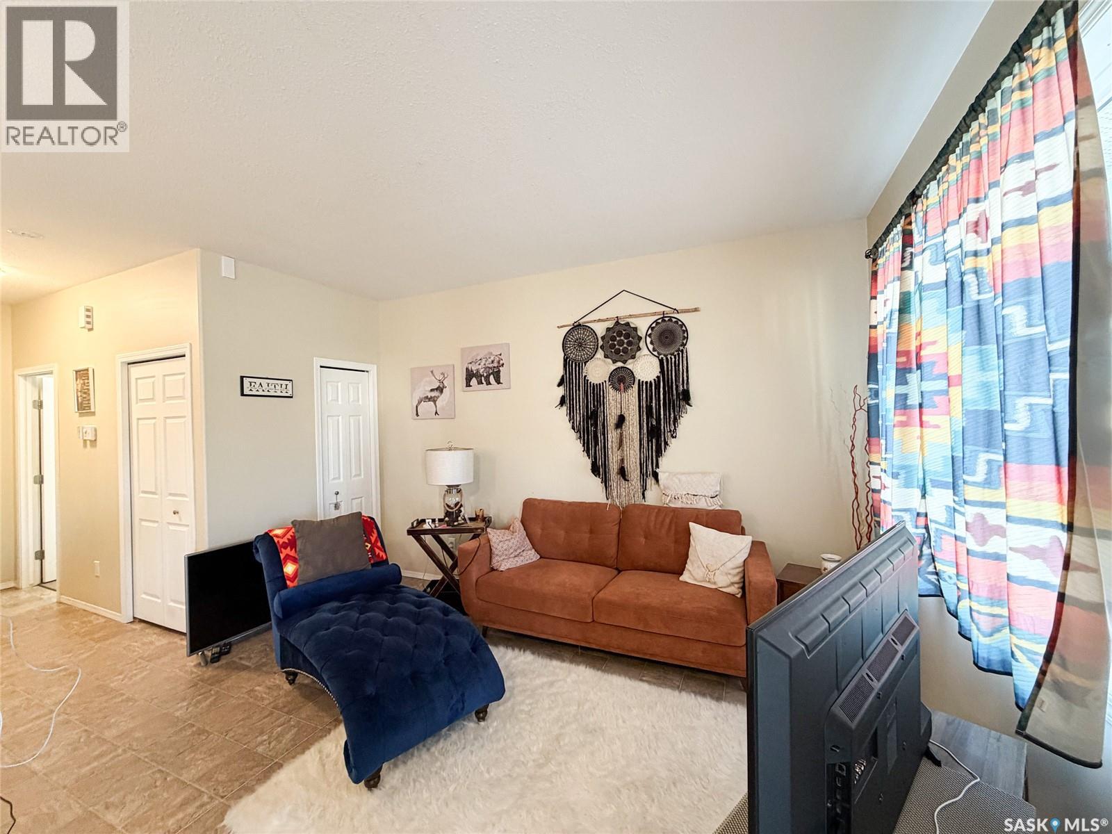215 2nd Street W Property Photo 4
