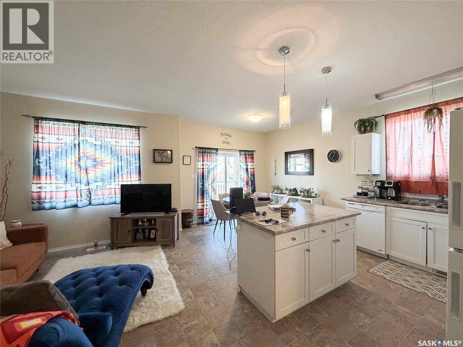 215 2nd Street W Property Photo 6