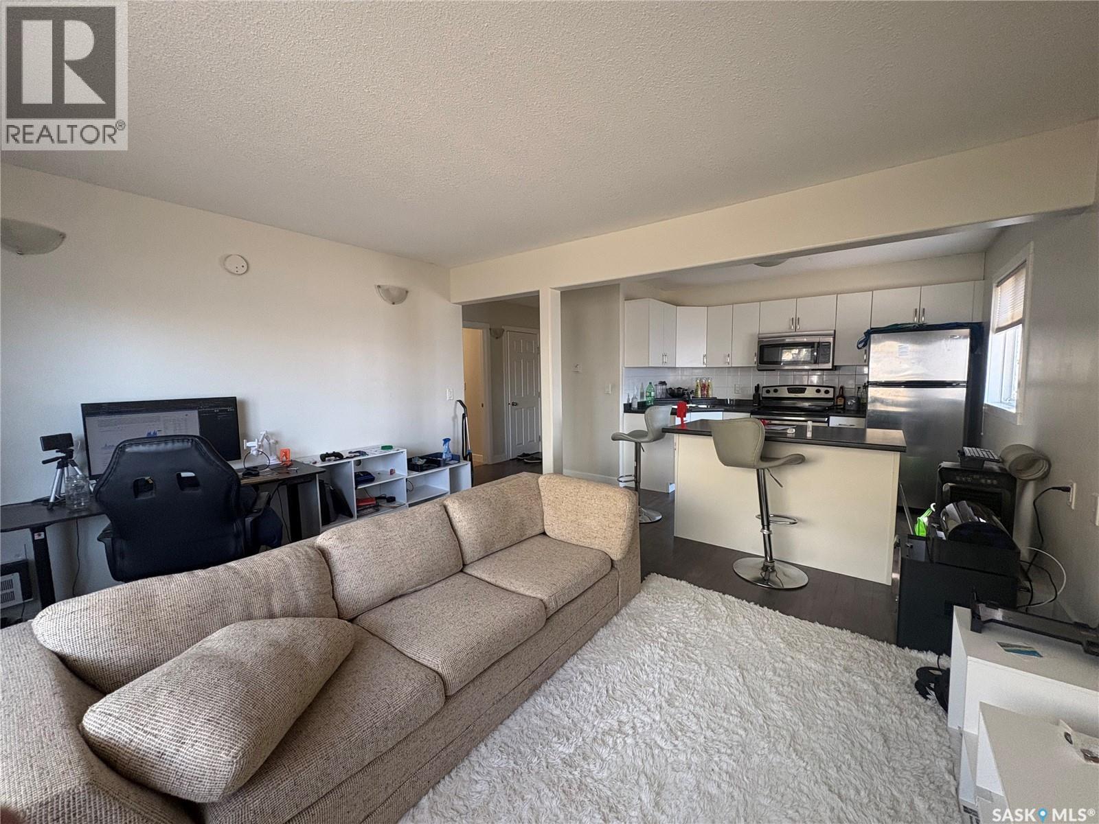 3 2060 Lorne Street Property Photo 2