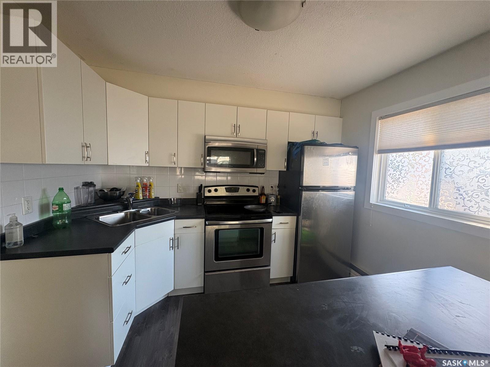 3 2060 Lorne Street Property Photo 3