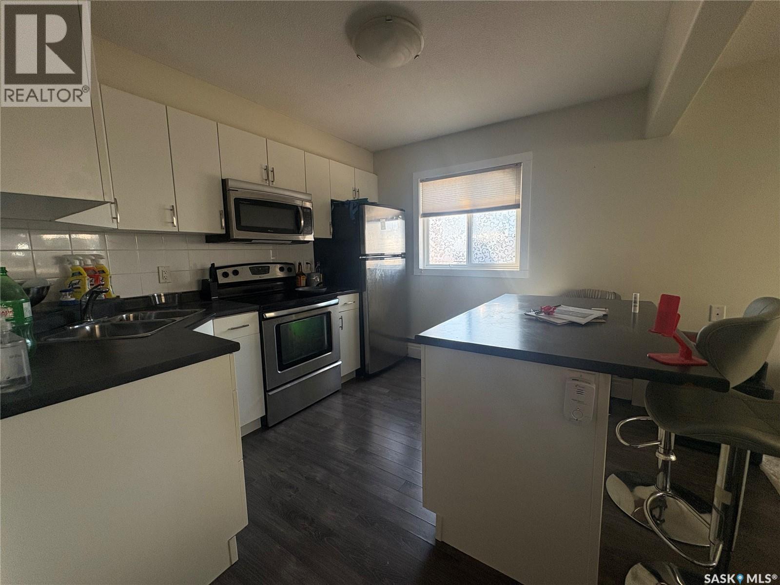 3 2060 Lorne Street Property Photo 4