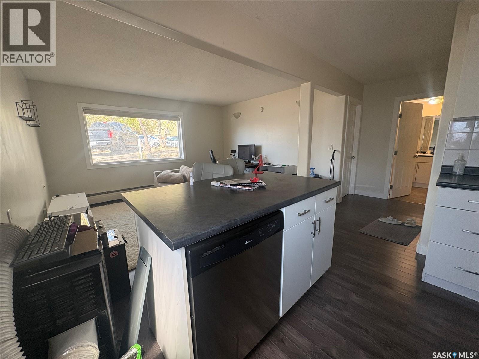 3 2060 Lorne Street Property Photo 5