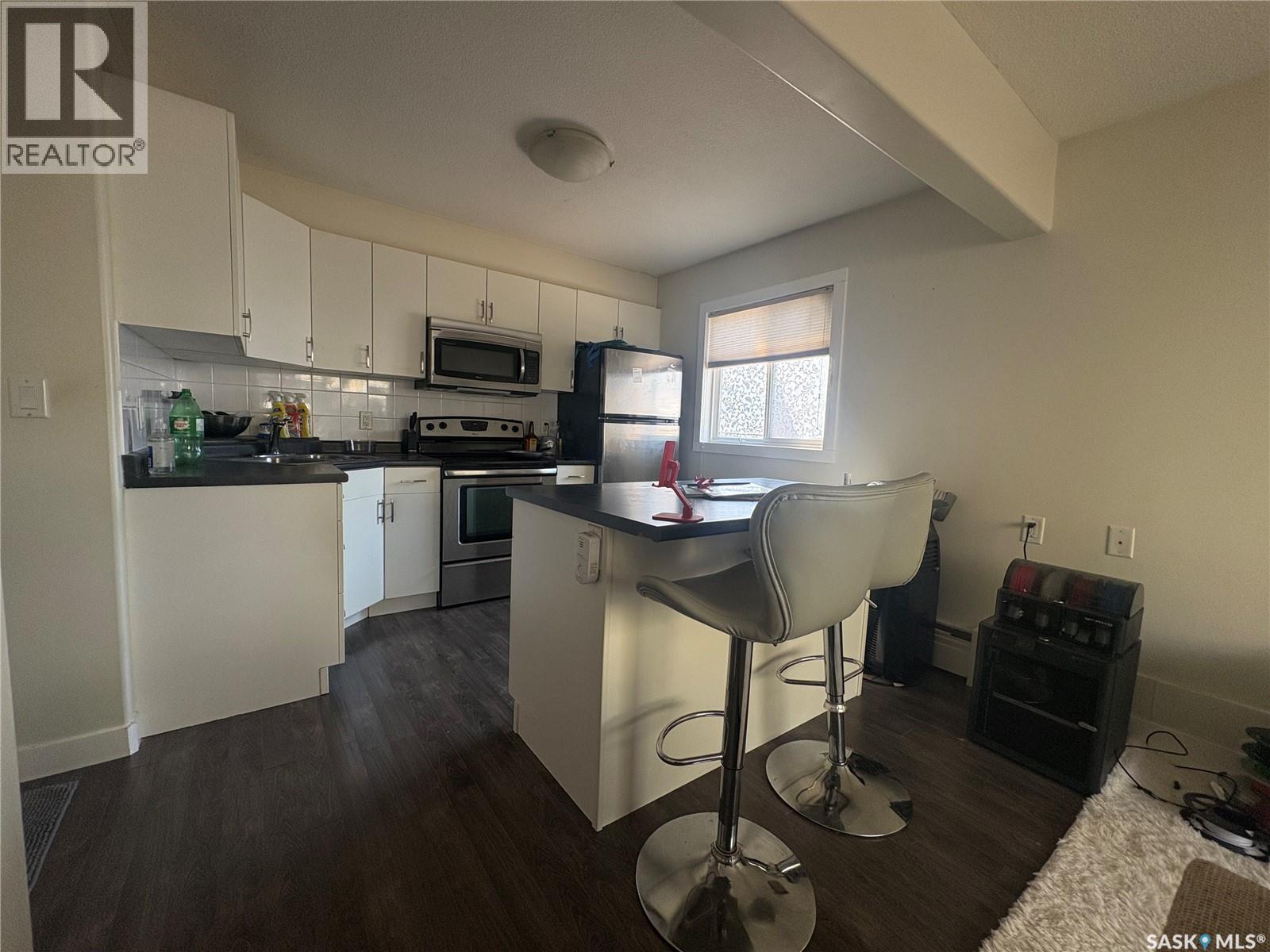 3 2060 Lorne Street Property Photo 6