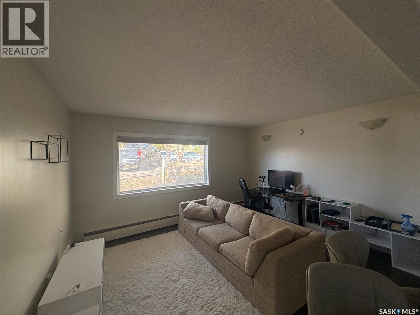 3 2060 Lorne Street Property Photo 8
