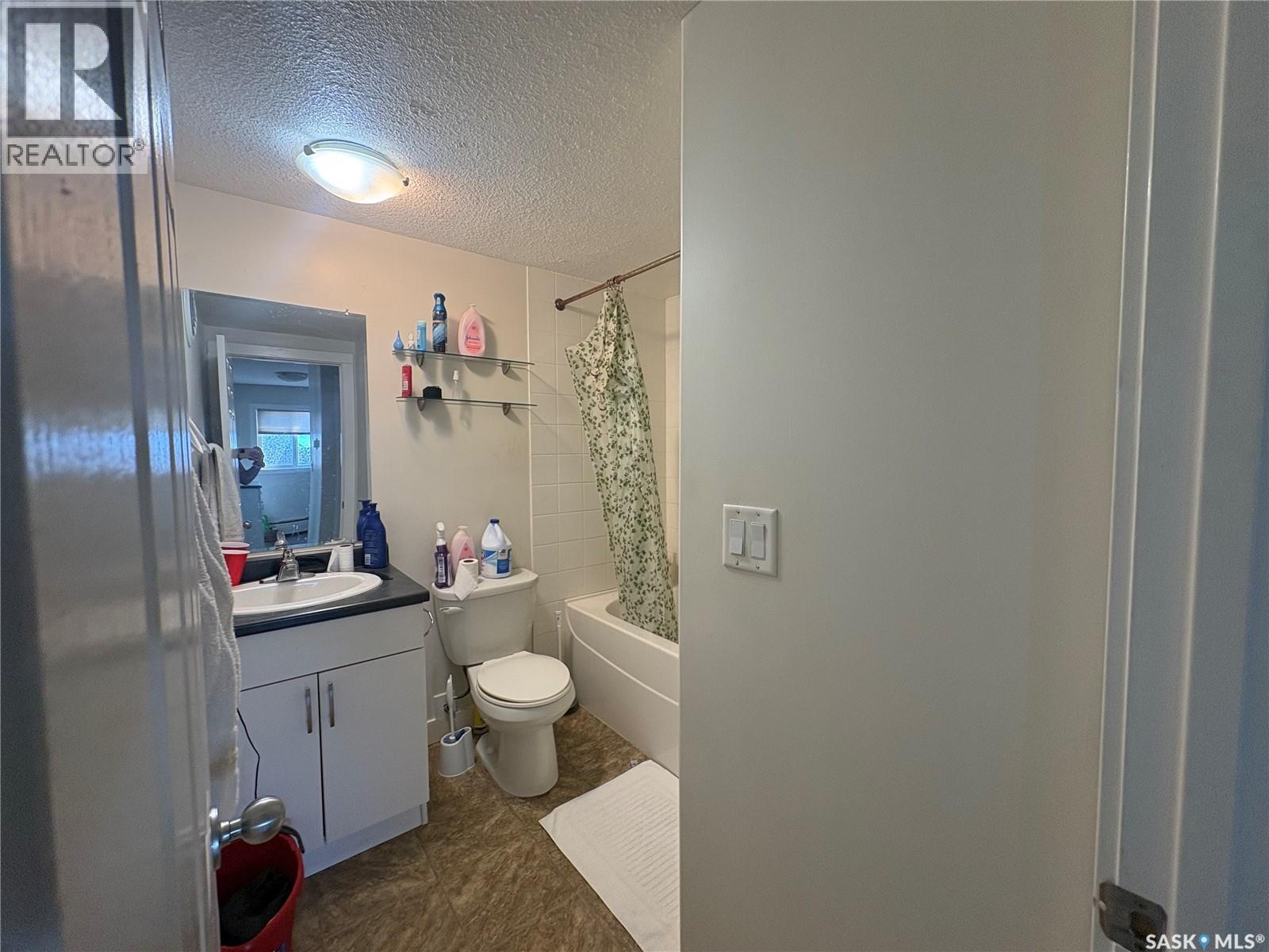 3 2060 Lorne Street Property Photo 9