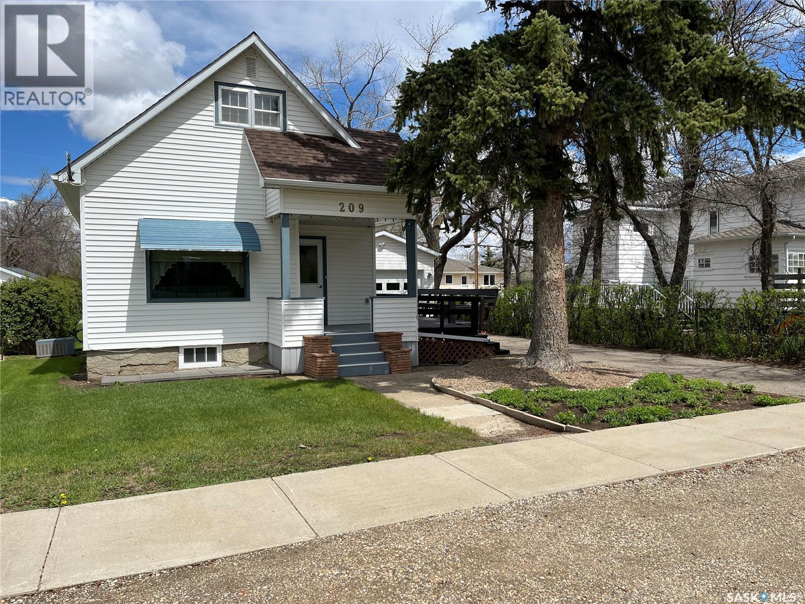 209 2nd Avenue W Property Photo 2