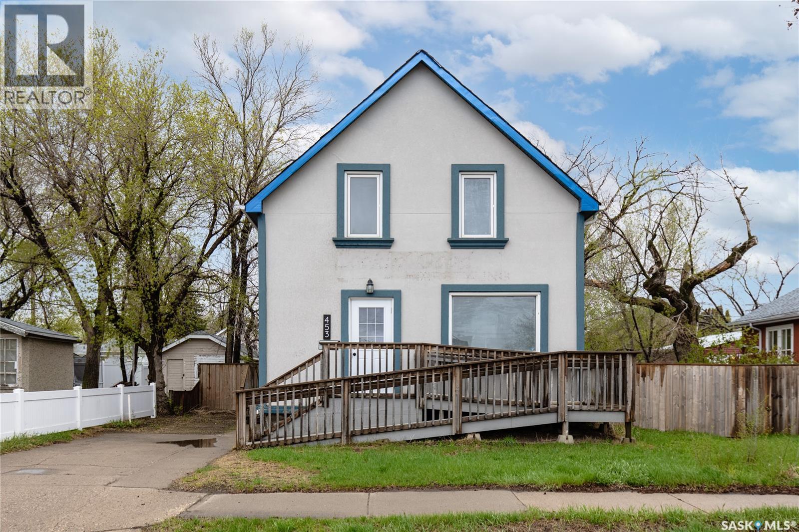 453 LILLOOET STREET W Property Photo 1
