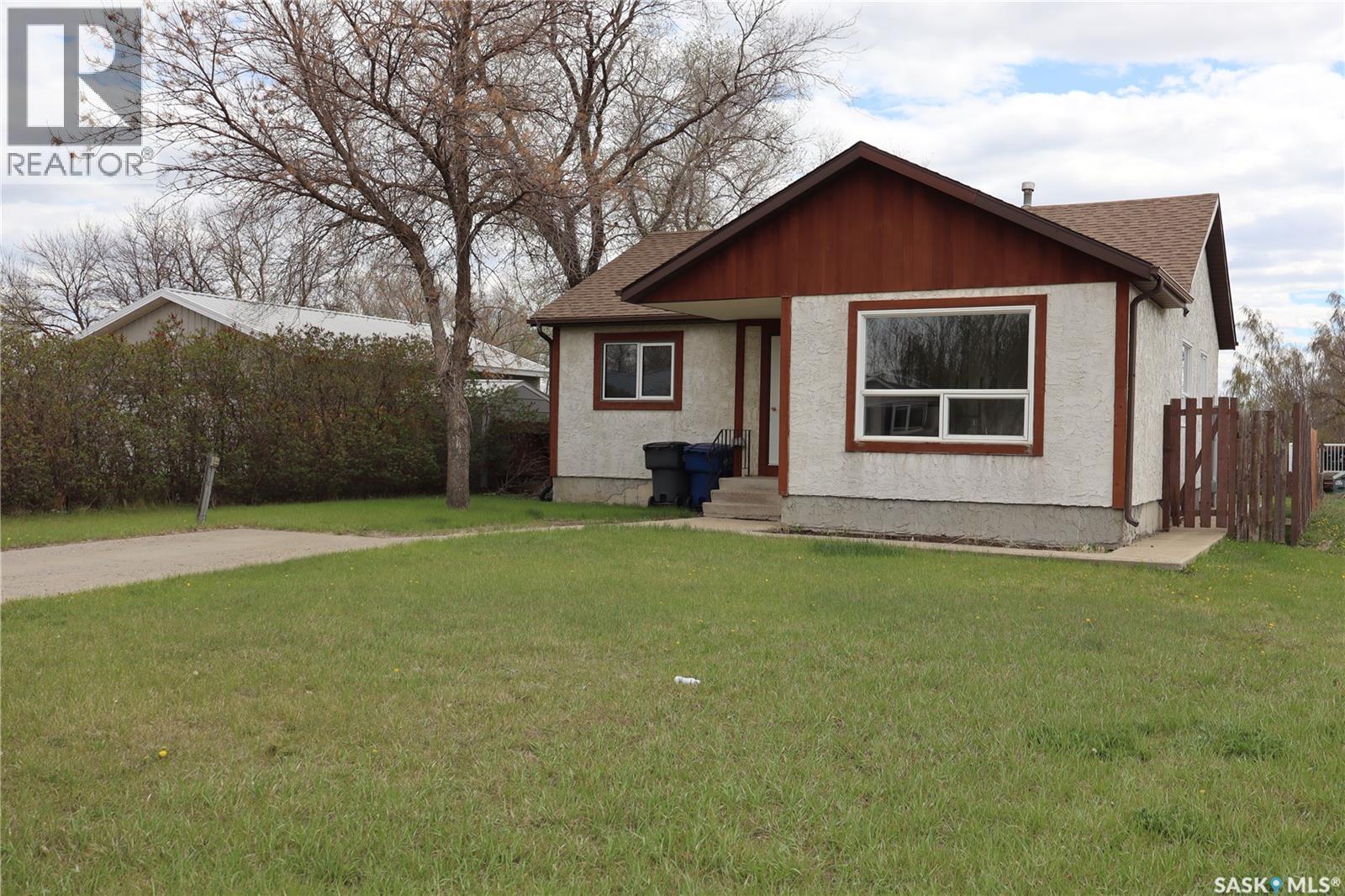 225 Westview Drive N Property Photo 1