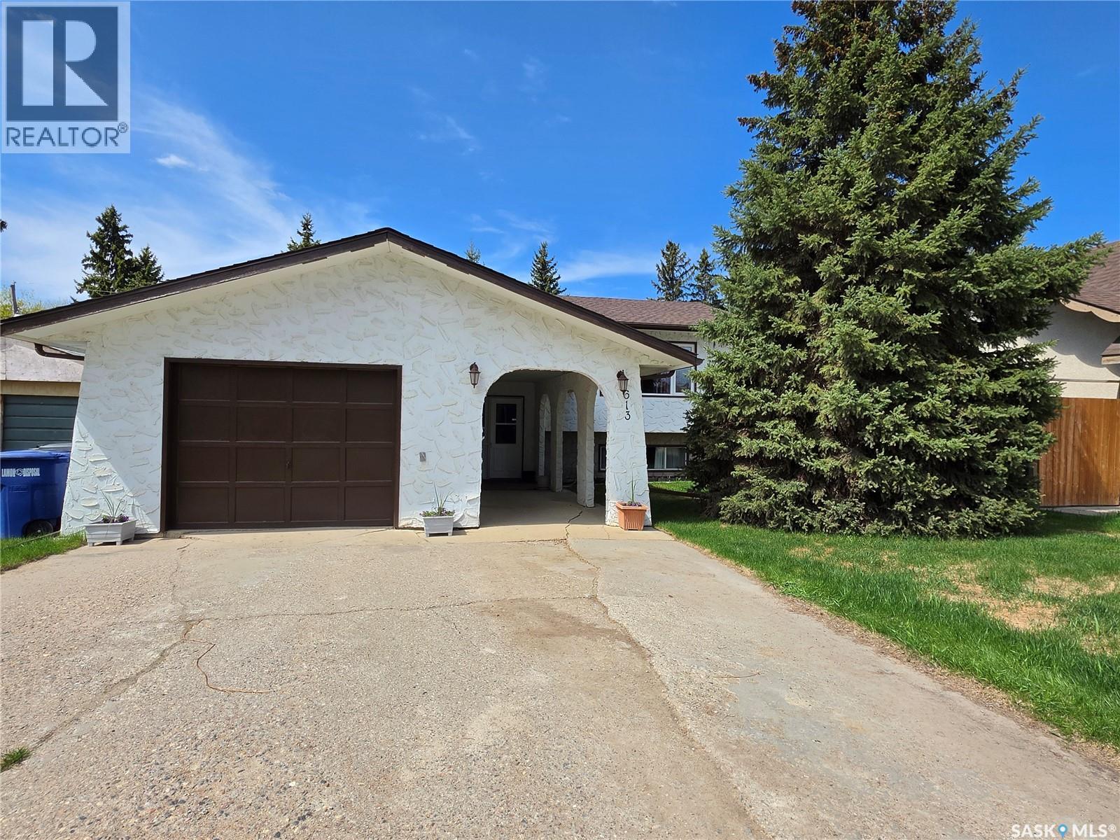 613 2nd STREET W Property Photo 1