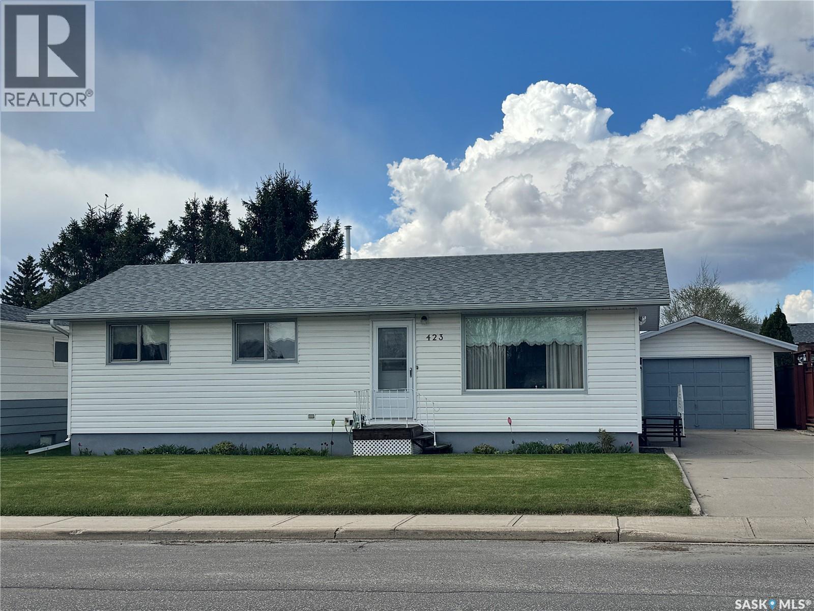 423 7th Avenue W Property Photo 1