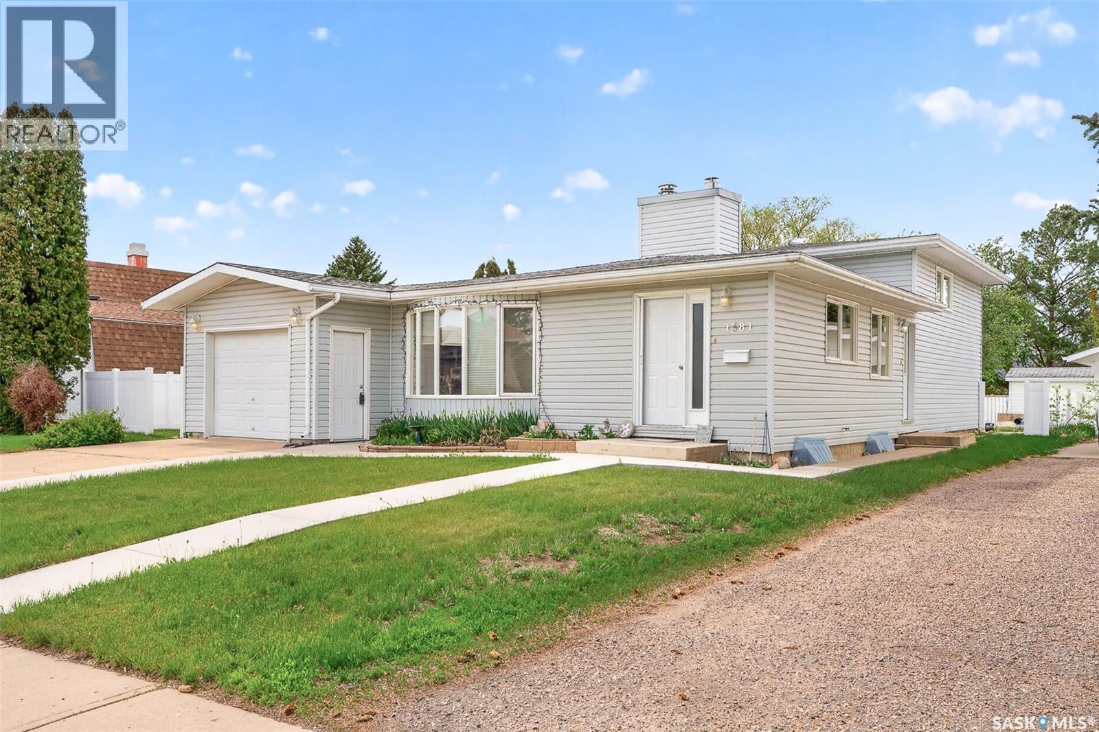 1381 Prince Crescent Property Photo 4