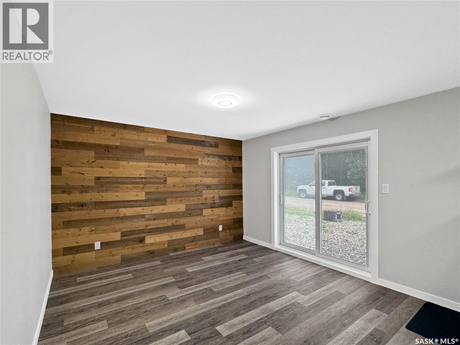 720 Railway Street Property Photo 8