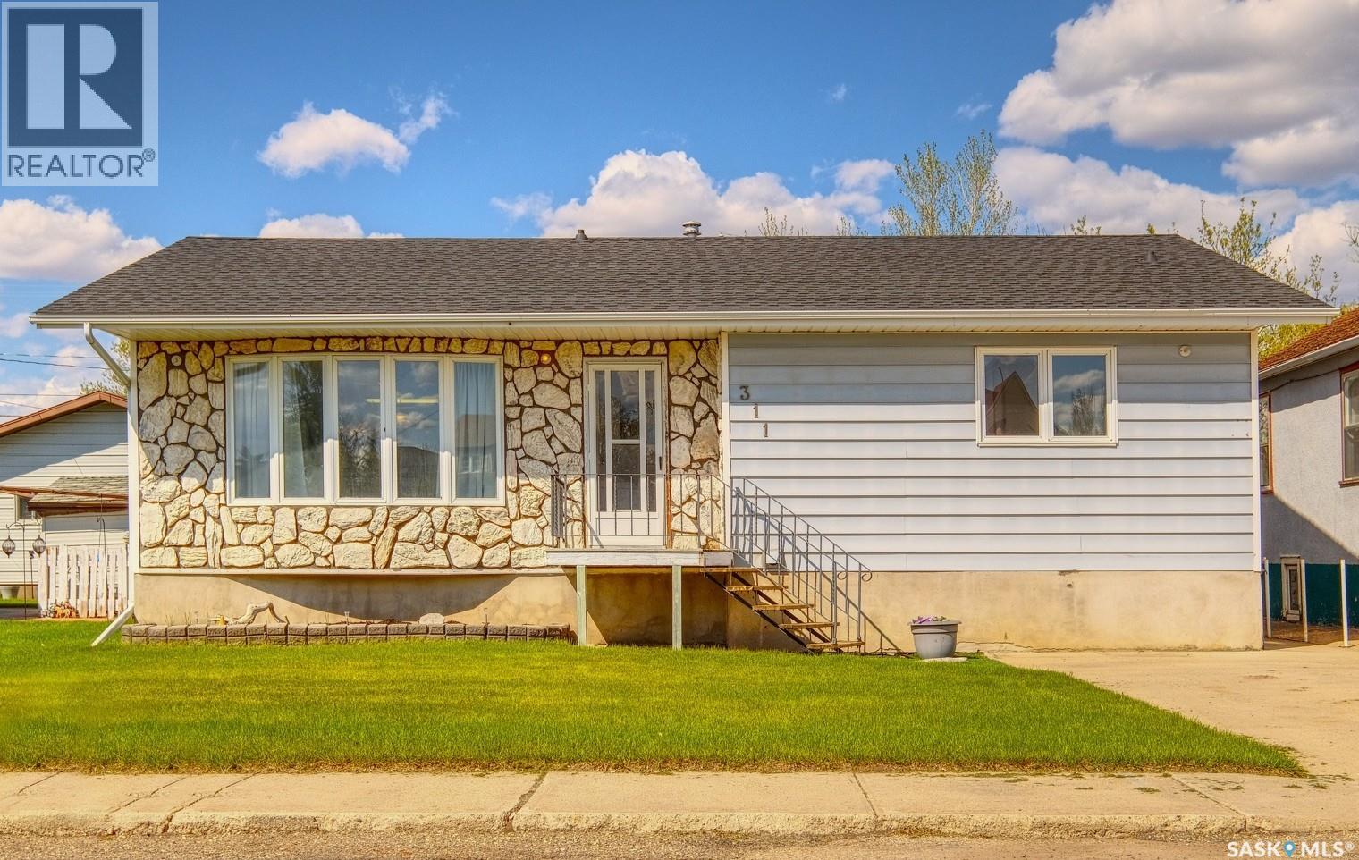 311 4th Avenue E Property Photo 1