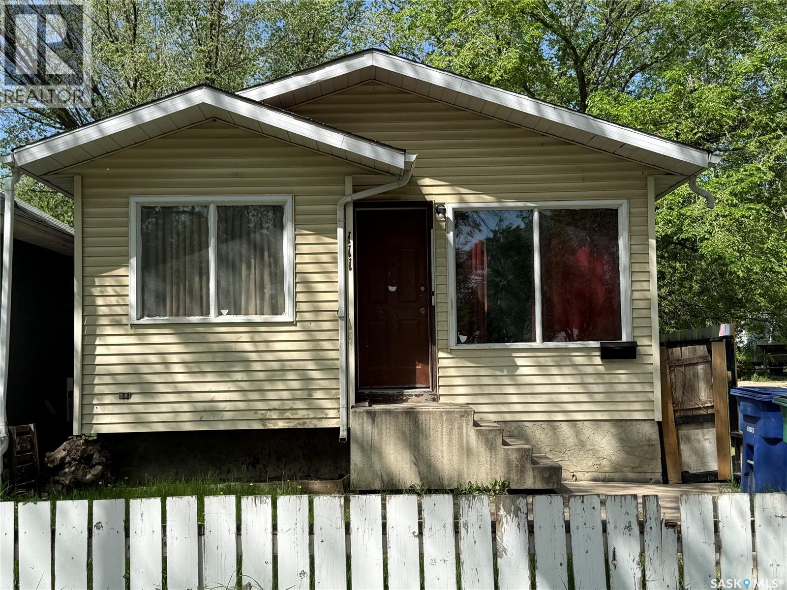 111 M AVENUE S Property Photo 1