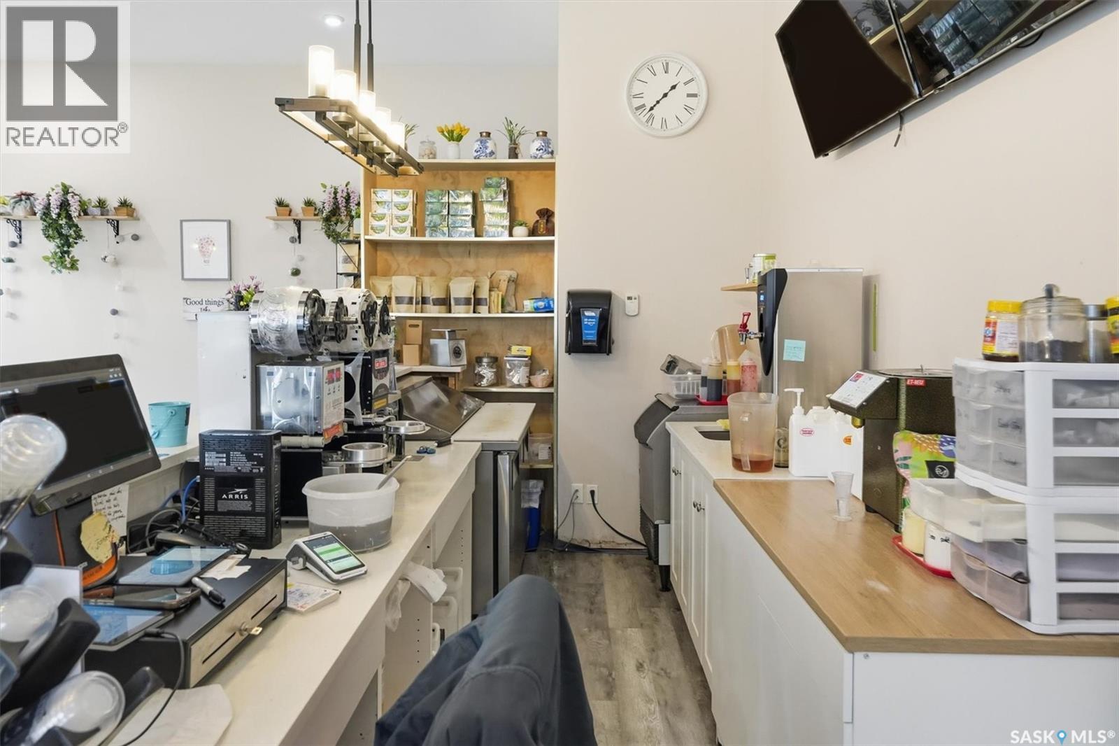 4 212 Central Street W Property Photo 10