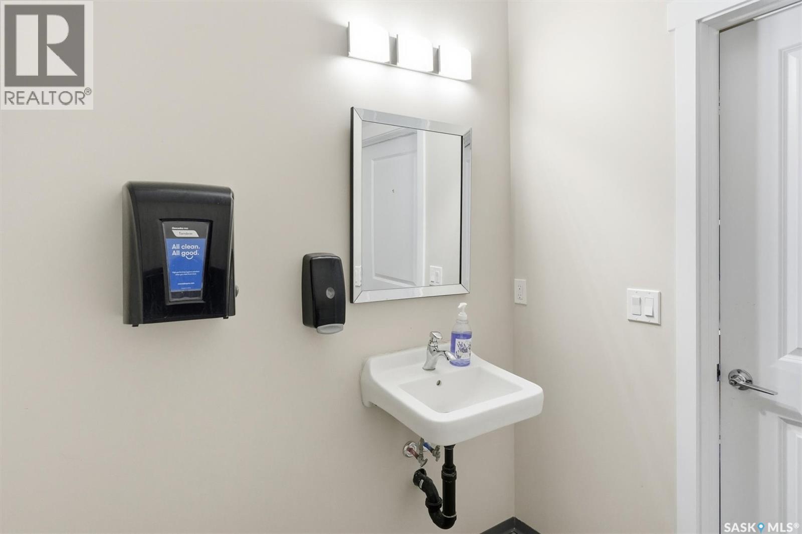 4 212 Central Street W Property Photo 13