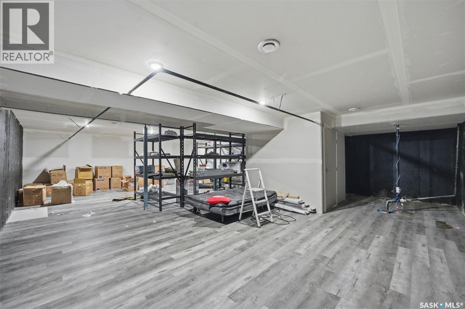 4 212 Central Street W Property Photo 17