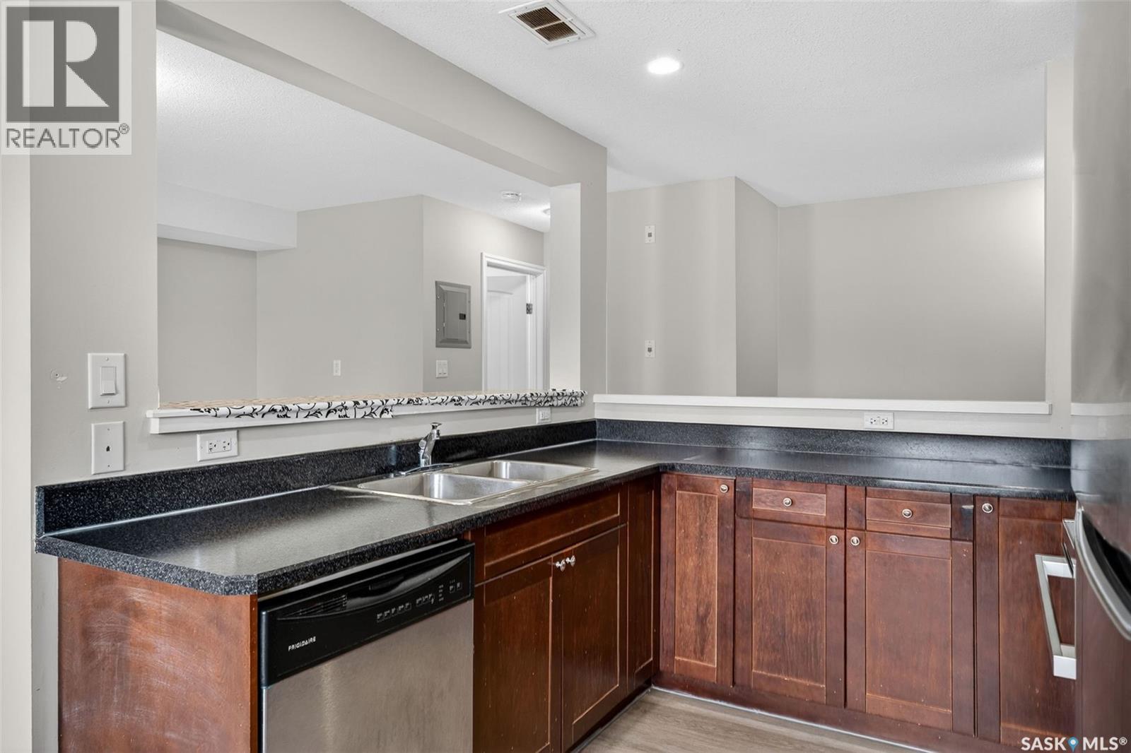 109 515 28th Street E Property Photo 12
