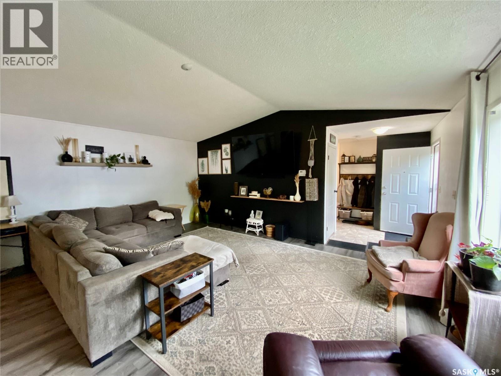 114 3 Street E Property Photo 1